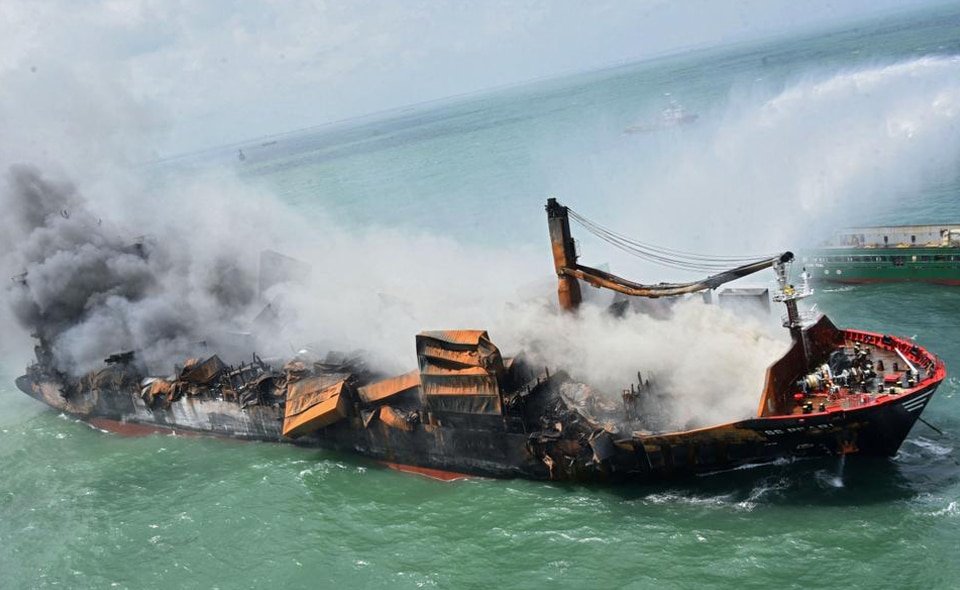 Sri Lanka เม็ดพลาสติกจำนวนมหาศาลปนเปื้อนทะเลศรีลังกา จากเหตุไฟไหม้เรือบรรทุกสินค้า