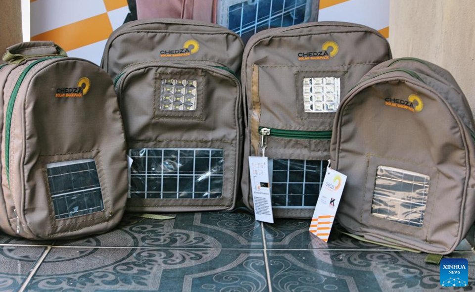 Chedza Solar Backpacks หรือกระเป๋าเป้พลังงานแสงอาทิตย์